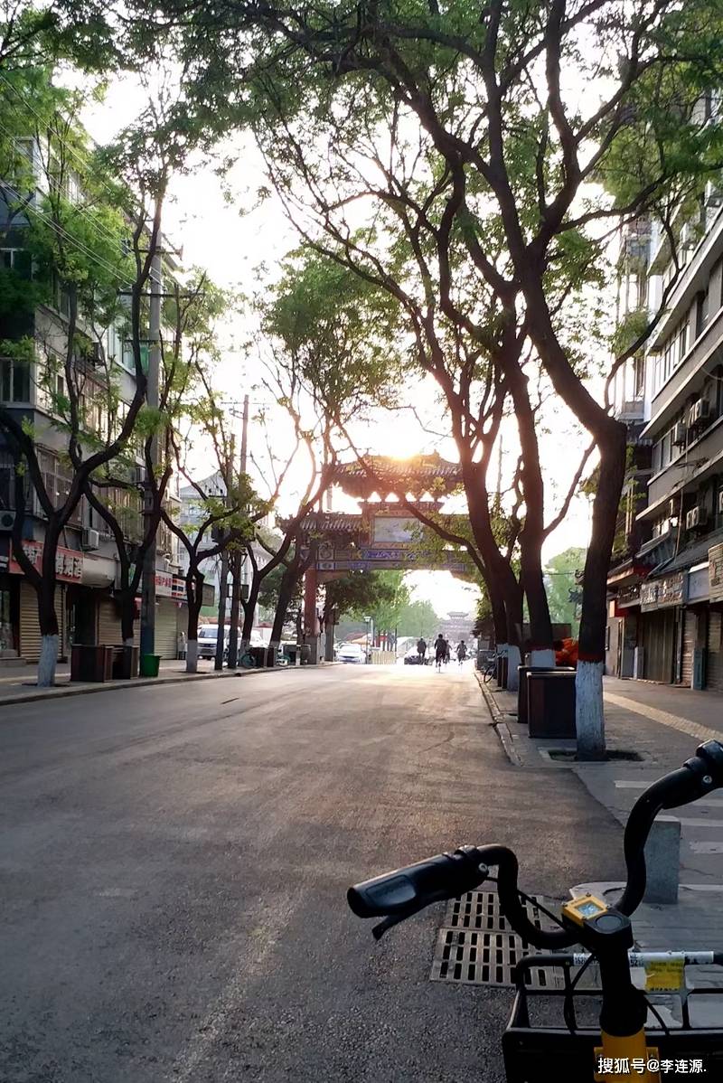 影壁墙吸引我驻足观望,来到这里,肯定应该进去参拜一下道教"八仙"之一