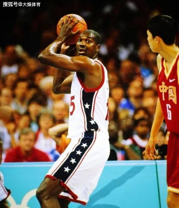 在那个时代,篮球比赛更加注重内线统治力,而奥拉朱旺正是拥有这种统治