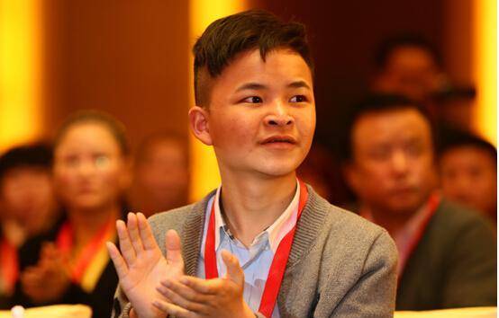 今天我们要向大家介绍的是一位伟大的父亲.