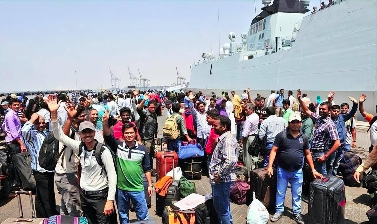 中国式撤侨又一次惊艳世界警车开道特警保护华侨全部安全撤离