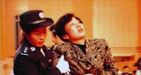 蒋艳萍重新被关了起来,万江也被撤职查办,被判了7年,周立宏也因隐瞒