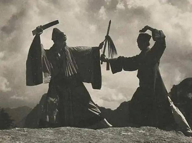 甘胜荣在道观擅长武术,一根铁杖练得炉火纯青,还曾为了练习猴拳,专门