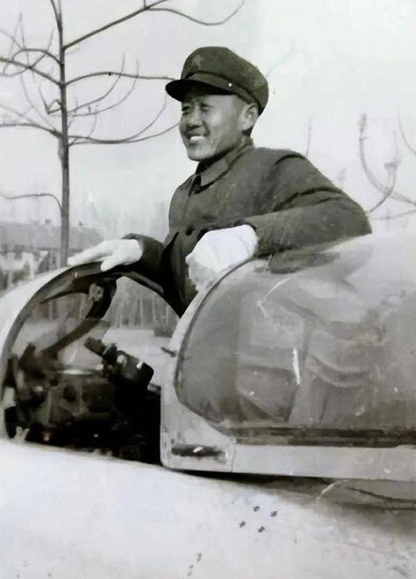 63年,台军一飞行员驾f-86战机降落福建,开机舱后:我是来投诚的_徐廷泽