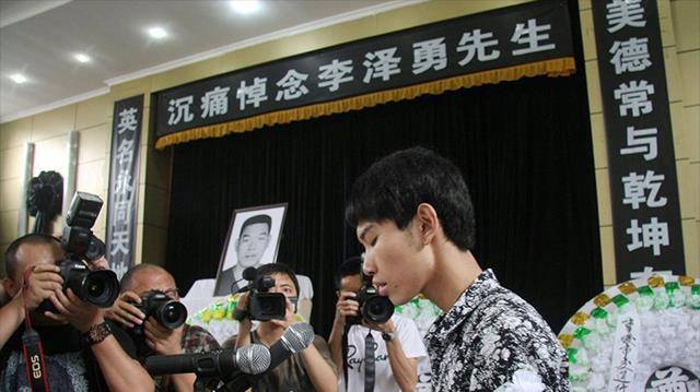 李泽勇的儿子李杰,在追悼会上发表了悼词.