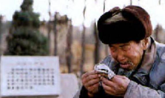 1996年,一七旬老人被救,团长发现他竟是团荣誉室照片中的英雄_常孟兰