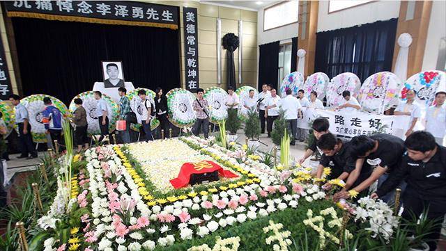 重庆最美的哥追悼会轻生女丈夫下跪道歉给逝者家属1000元