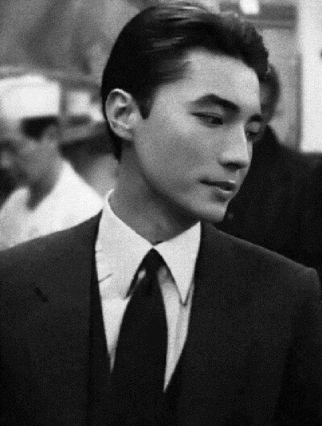 好在那时候尊龙风头正盛,凭借着《末代皇帝》中的出色表演,在国际电影