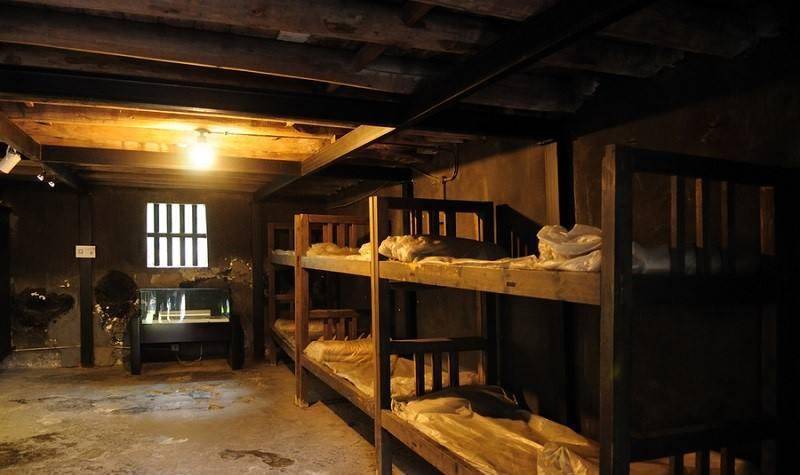 有两名工作人员分配的是当初关押江竹筠江姐的女牢女2号牢房.