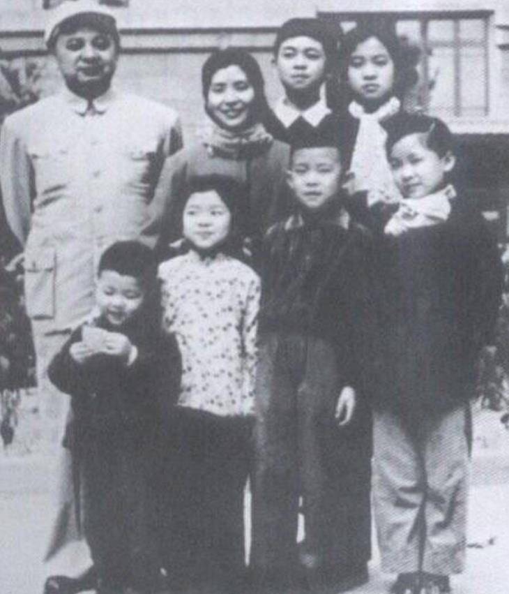 原创猛子政委黄火星年幼卖身葬母总理为他单独授衔