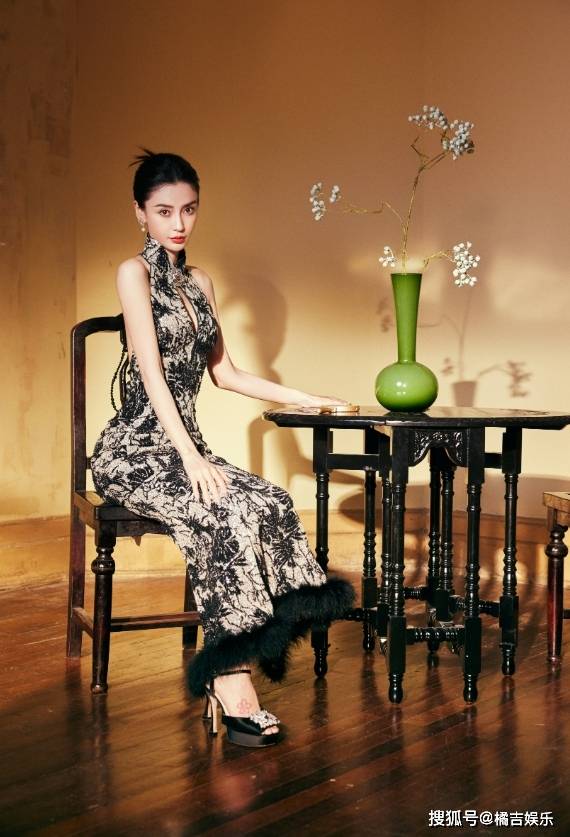 原创angelababy背部身材一身新中式礼裙亮相