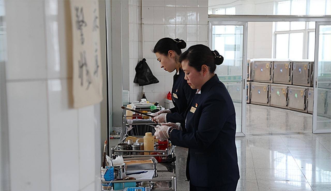 在殡仪馆20年她每天穿梭于冻尸和棺材之间一年5000场告别仪式