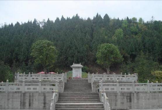 最令人意外的是,当时在四川阆中古城也传出了袁天罡的墓就在当地,人们