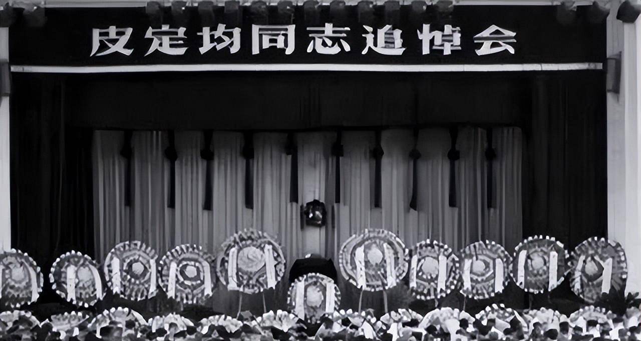 上,陌生男子痛哭流涕,有人认出了他:神枪手张桃芳_敌人_狙击枪_瞄准镜