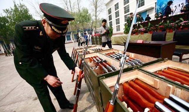原创三军仪仗队使用的礼宾枪是真枪吗为何总是咔咔响