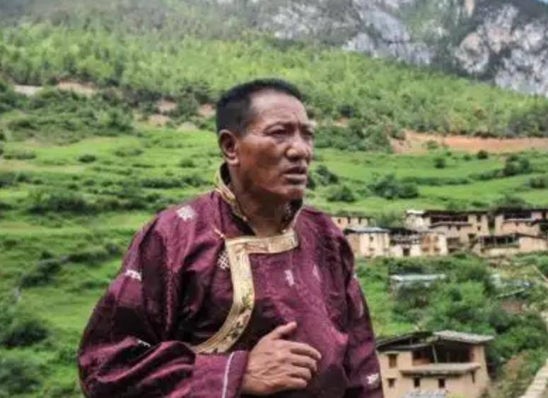 原创云南小伙左眼失明白手起家22年赚4000万却要回乡修路负债上亿