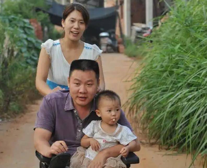 贴心照顾18年,如今一家3口很幸福_朱光进_张秀_部队医院