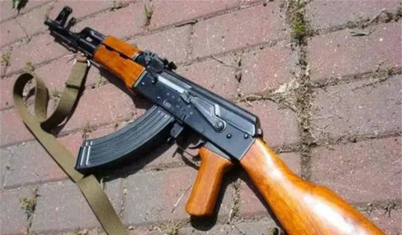 出去打探消息和接人的翻译人员,在一天之内被人用ak47步枪指了4次头