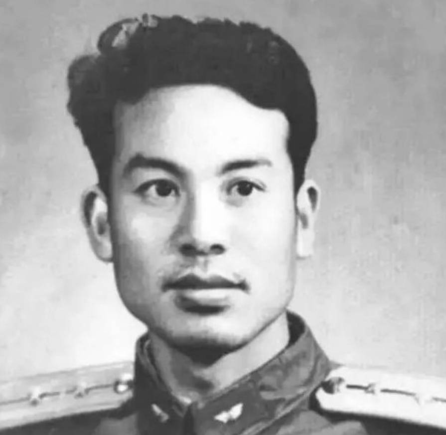 1965年李显斌驾机叛逃获280万奖金迎娶特工26年后回乡被捕