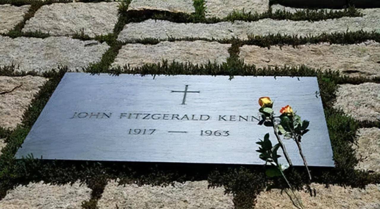 肯尼迪葬礼妻子亲吻灵柩儿子举动令人心碎22年前也死于非命