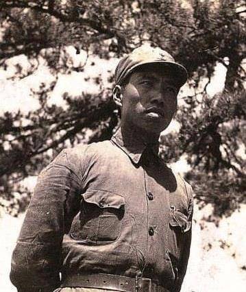 当时左权将军在苏联留学,不仅学习优异,而且为人处世也相当正直,深受