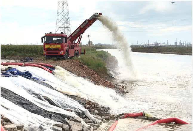 龙吸水看到这一幕,不知道各位有没有想起1998年的长江抗洪救灾行动