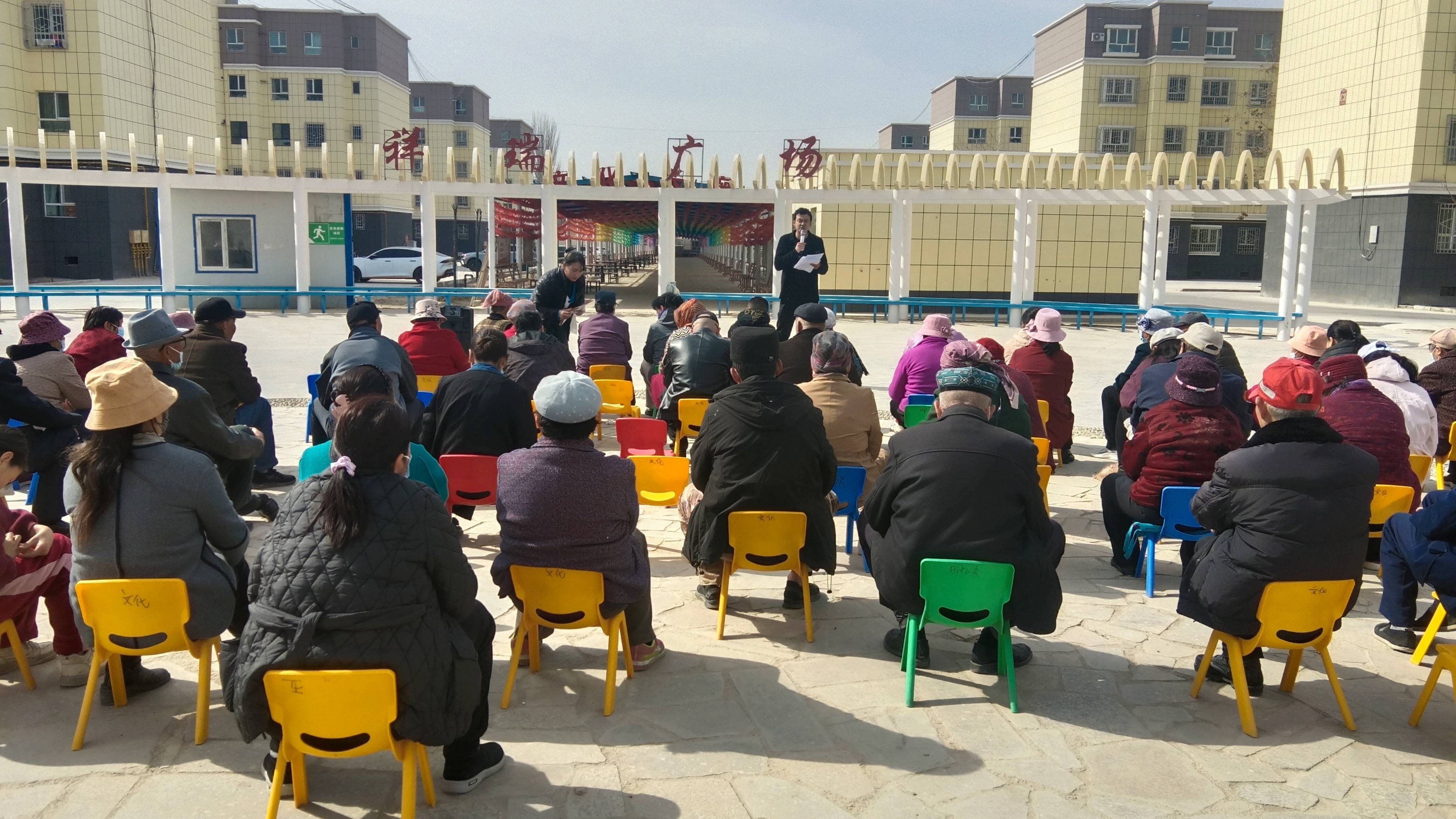 一场热闹的"小板凳议事会"在祥瑞小区小广场议事会现场,社区工作人员
