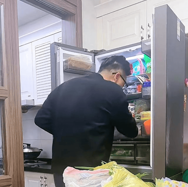 郭威吃火锅还给田静打广告熊磊晒儿子骑摩托车潘夫人内涵许敏