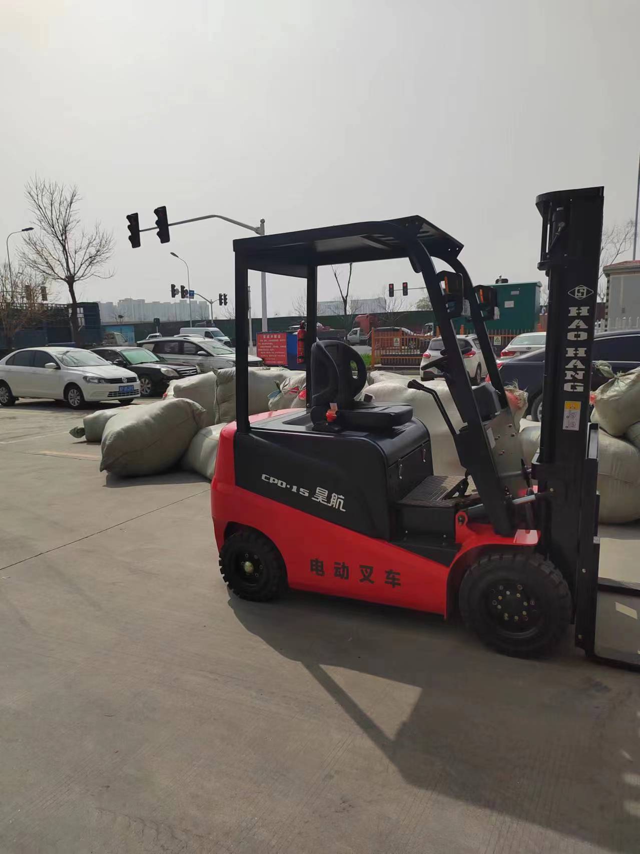 1.5吨四轮座驾式电动叉车搬运车(昊航电动叉车)