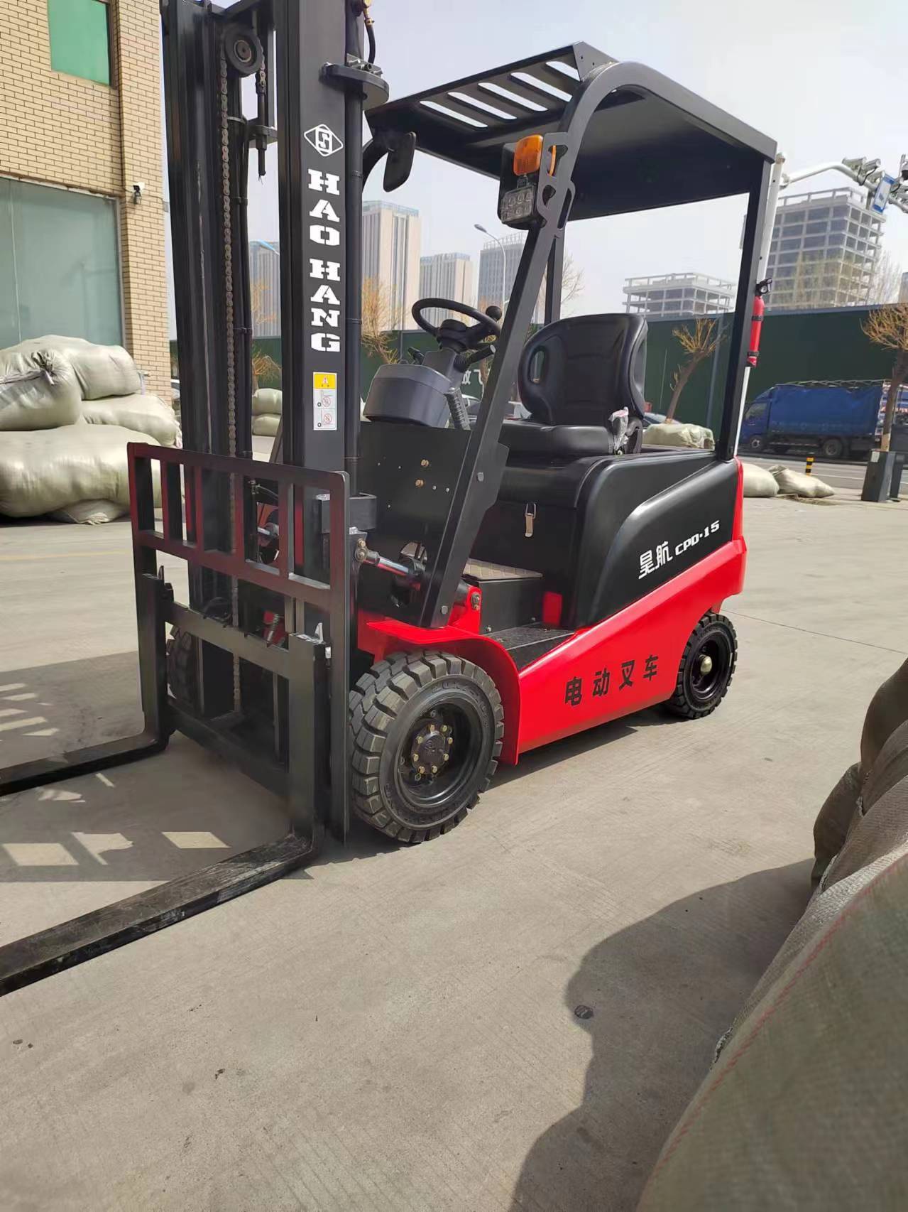 1.5吨四轮座驾式电动叉车搬运车(昊航电动叉车)