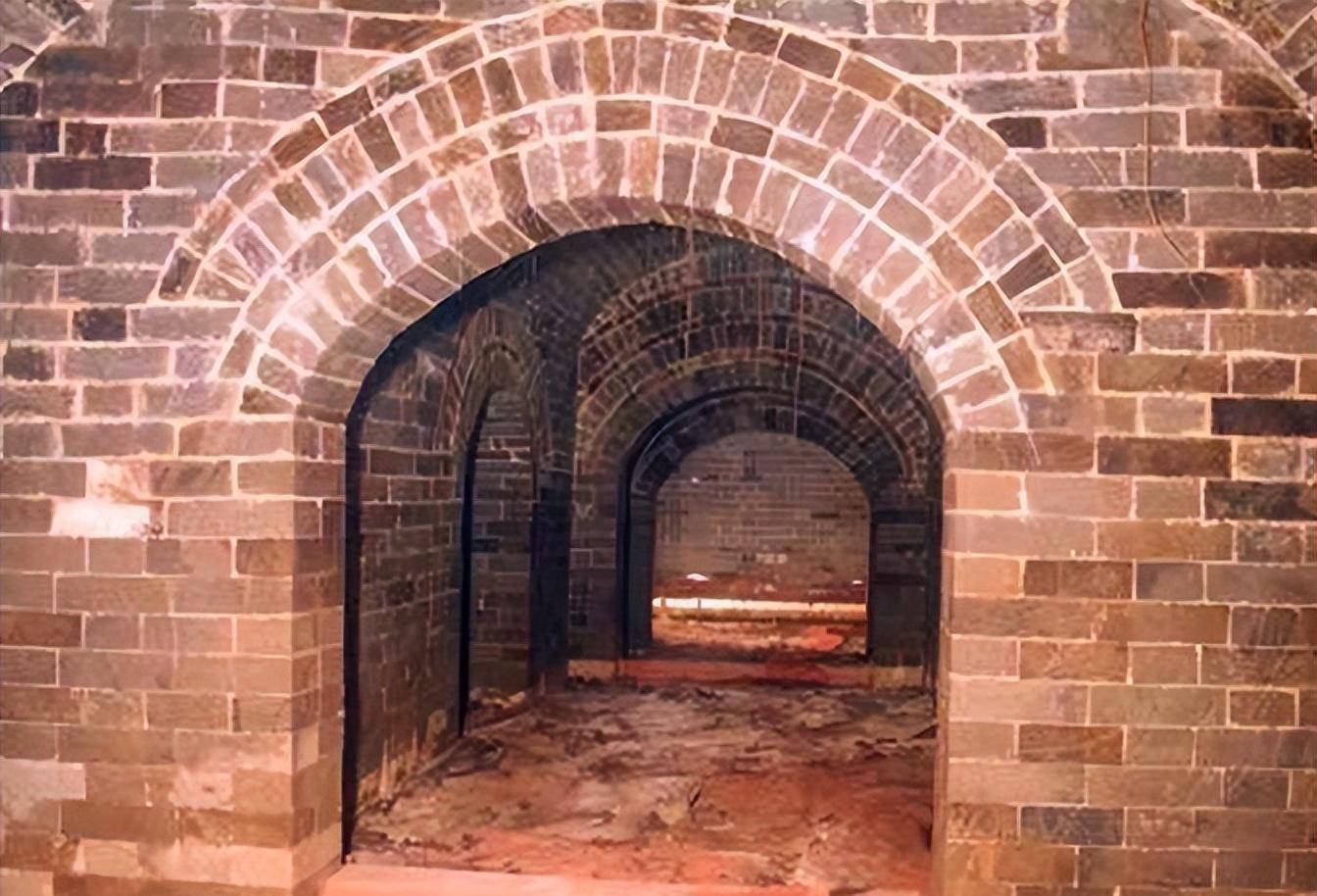 (郢靖王墓地宫内景)在棺床前,摆放着两个"魂瓶".