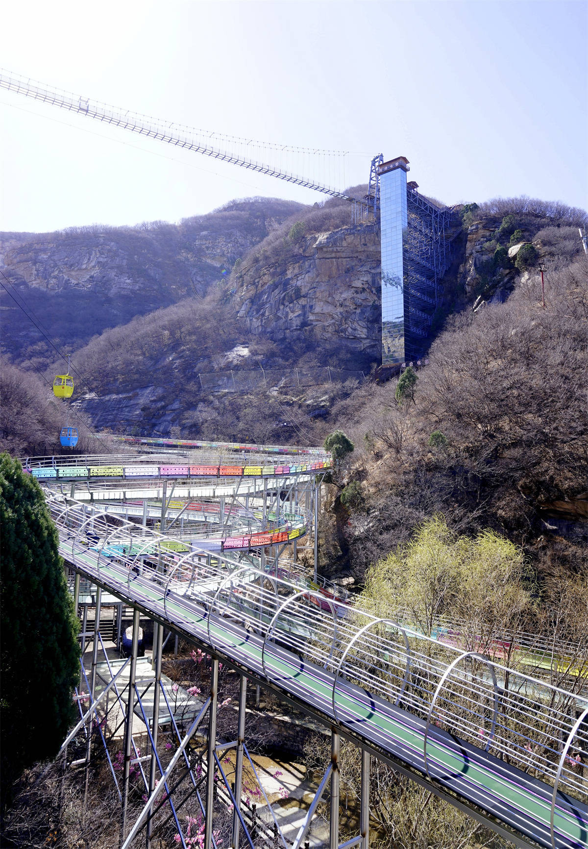 亮点一,原本进入景区需徒步爬山或乘坐缆车,现在可以乘坐斜行电梯直至
