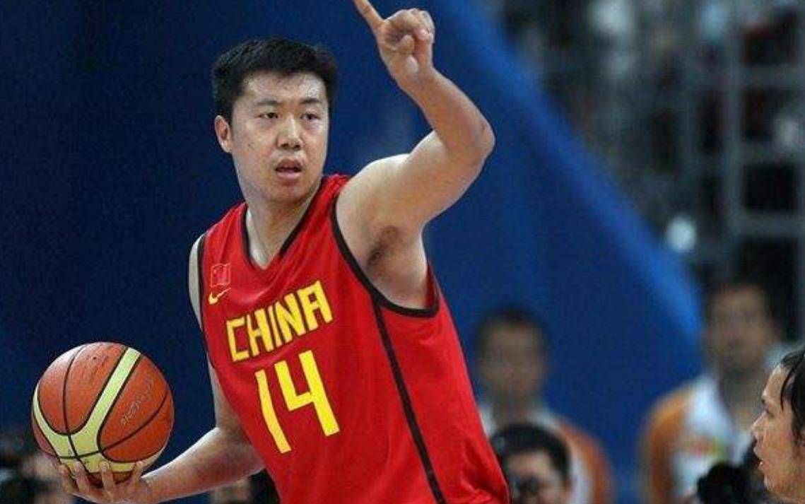 事情的转折发生在2002年,本该结束签约回国的王治郅想要打完夏季联赛