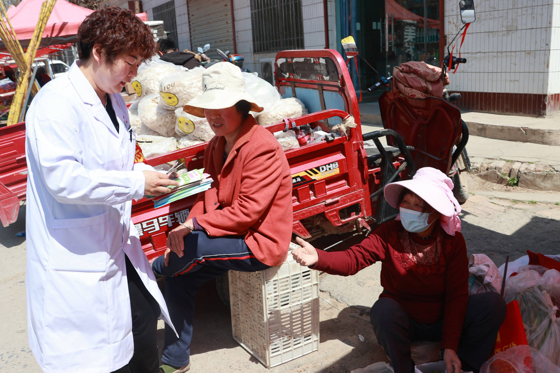 大荔苏村卫生院赶集跟会宣传春季传染病防控