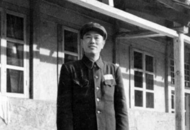 49年士兵从报纸上认出失散多年的父亲指导员这可是我们司令
