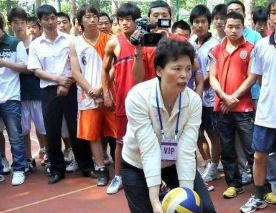 原创郎平前队友陈招娣中国女排五连冠功臣骨灰中夹杂着多枚钢钉