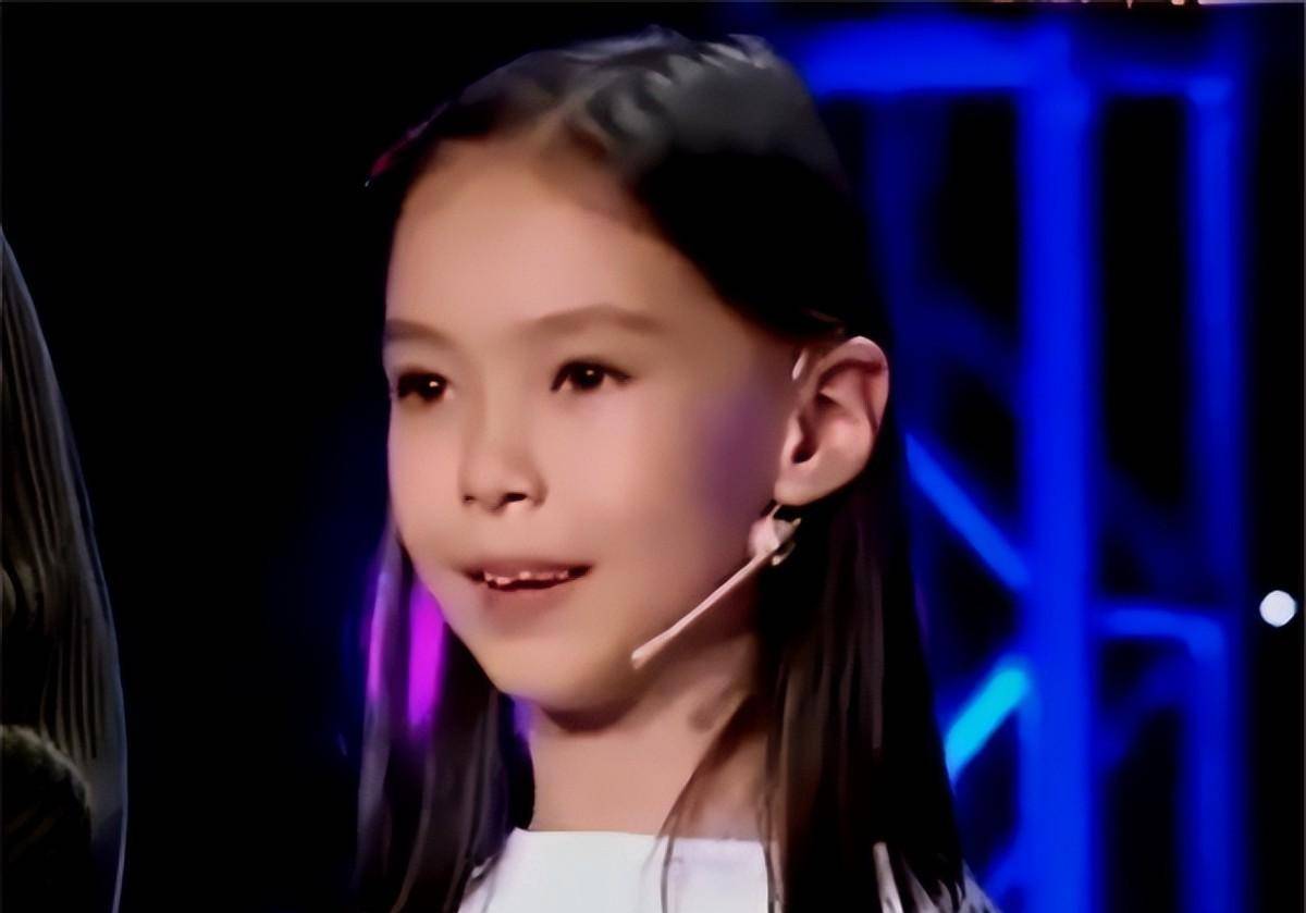 王丹娜穿着一条白色的公主裙上场,和妈妈一样五官精致,皮肤白皙.