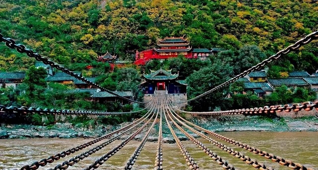 千人合唱《孤勇者》震撼,飞夺泸定桥背后的艰辛_老蒋_进行_大渡河