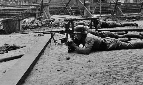 原创淞沪会战打的有多惨一天打光一个师30万军人的血水染红黄浦江