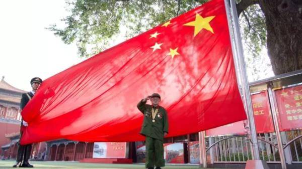 原创这一吻感动全国2019年94岁老兵深情亲吻国旗久久不离开