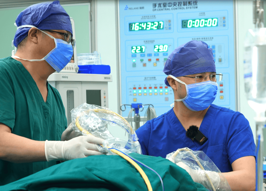 将细小1mm微波消融针精准直达病灶,介入治疗,通过发射高频微波热能量