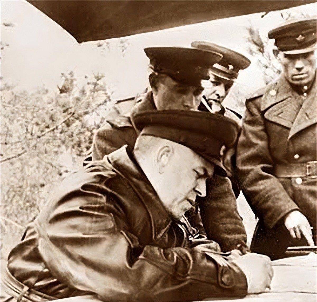 原创朱可夫红场阅兵后瞟了一眼身边的斯大林他把手放下了