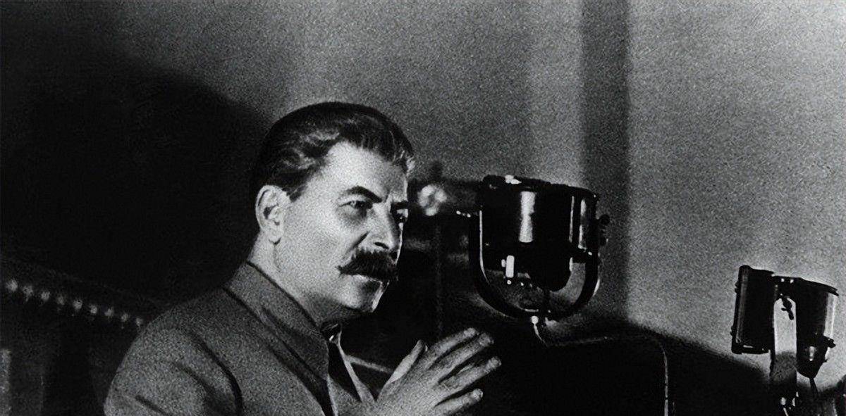 原创朱可夫红场阅兵后瞟了一眼身边的斯大林他把手放下了