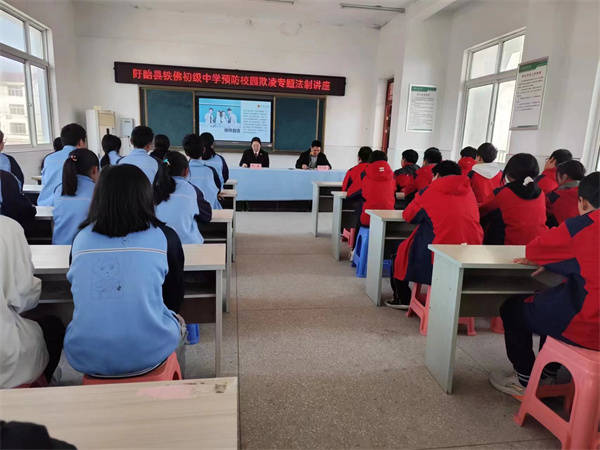 “护苗”进行时——法治宣传进校园，点亮平安成长路 (图2)