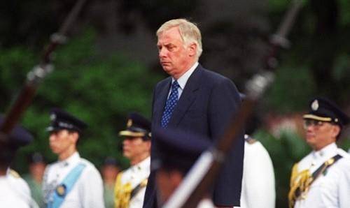 原创末代港督在任最后一天降旗告别仪式天降大雨手捧国旗悲愤落泪