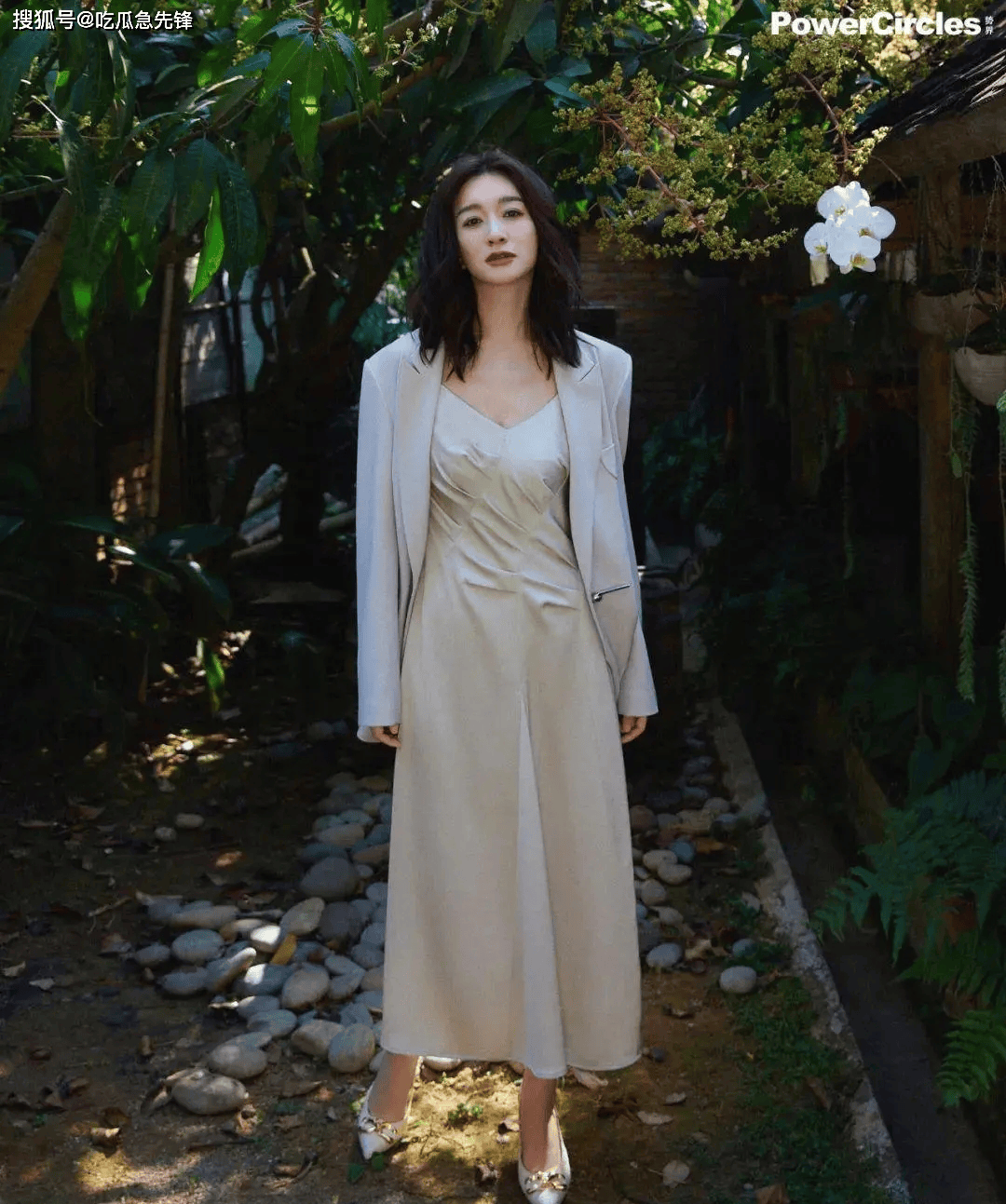 李小冉携54岁富豪老公出席晚宴,她穿衬衫如少女,大6岁的他老得像爸爸