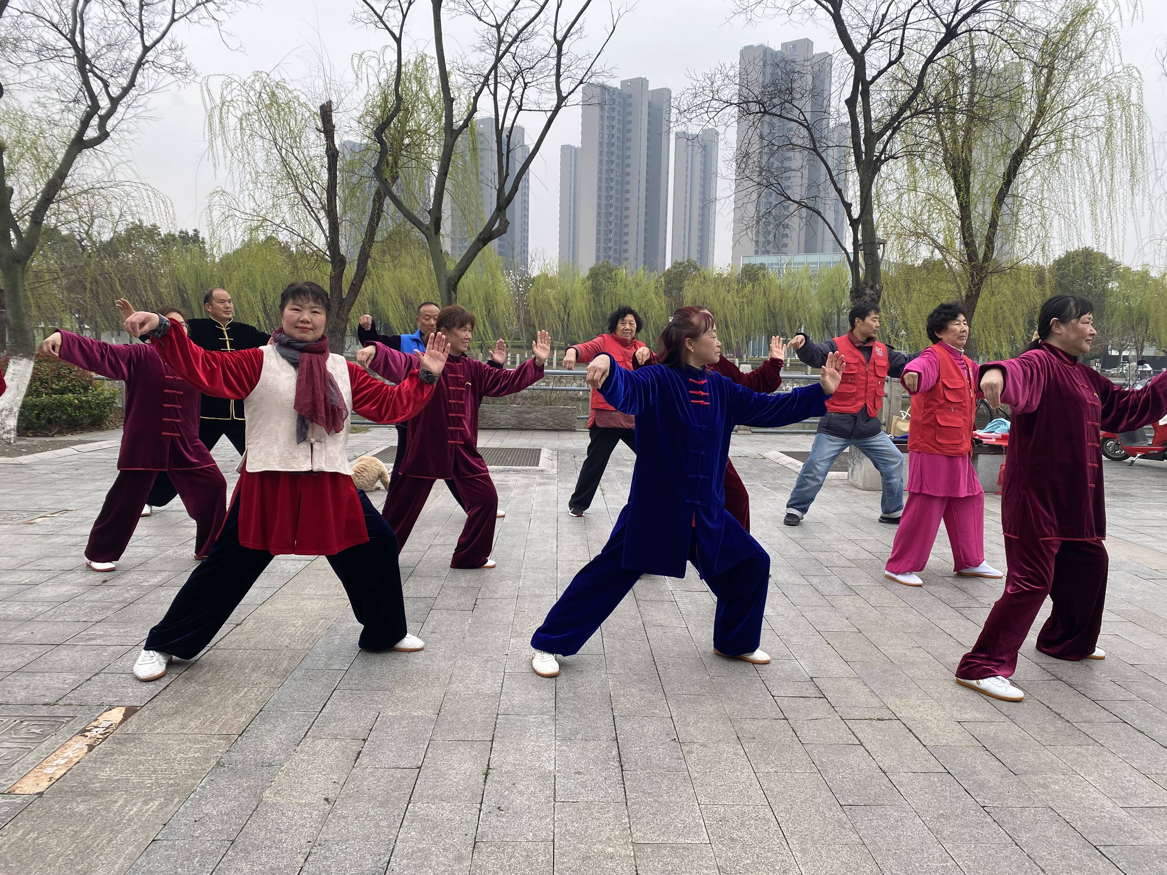 "舞动太极拳 全民健身行"_社区_新河_居民