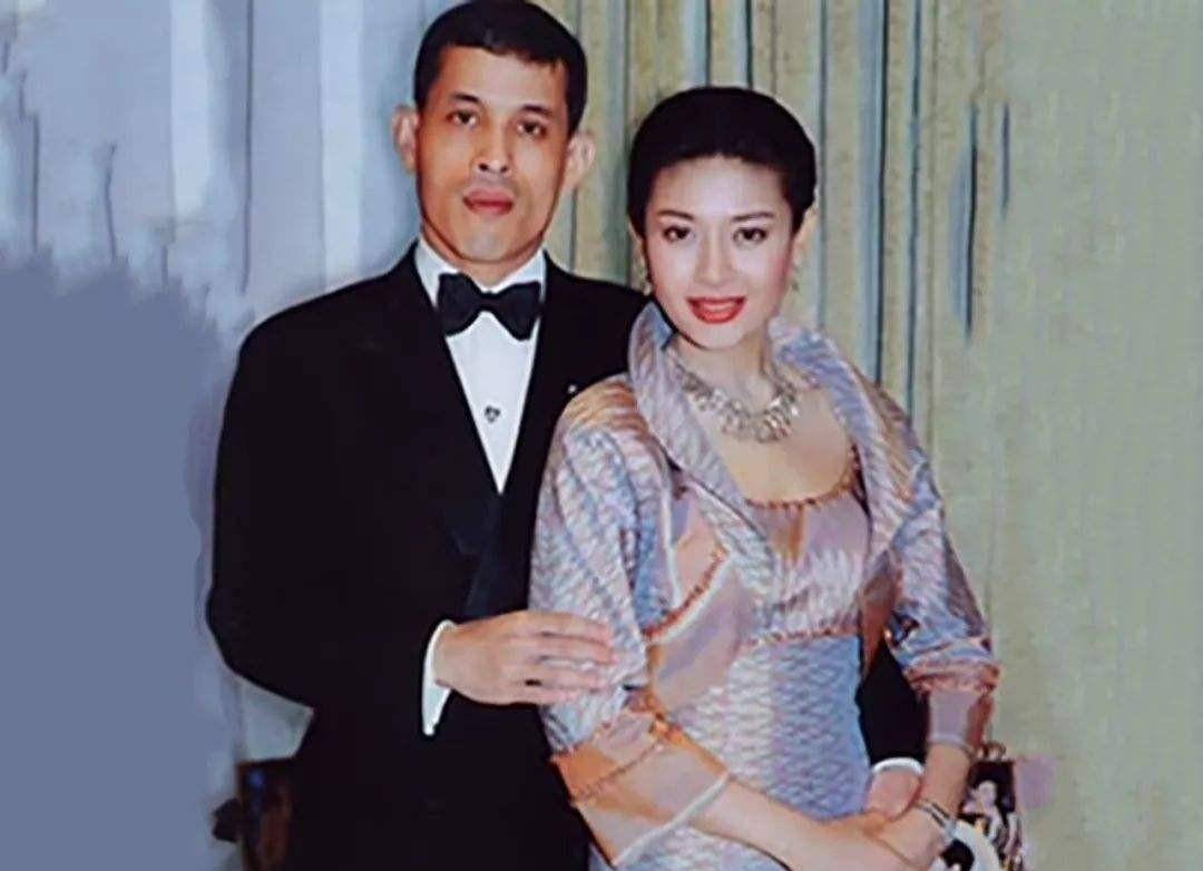 原创绝色王妃西拉米43岁削发为尼为一条狗过生日当街向儿子下跪