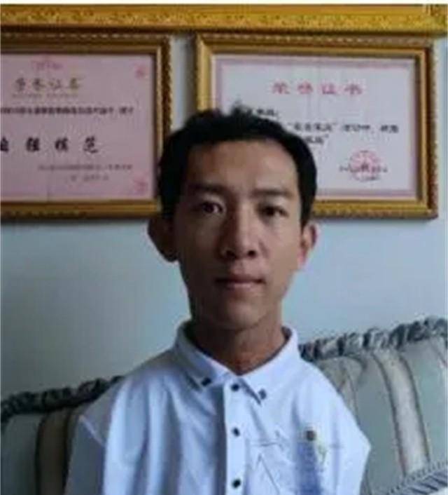 原创无臂少年彭超6岁失去双臂用双脚高考进川大今已通过法考