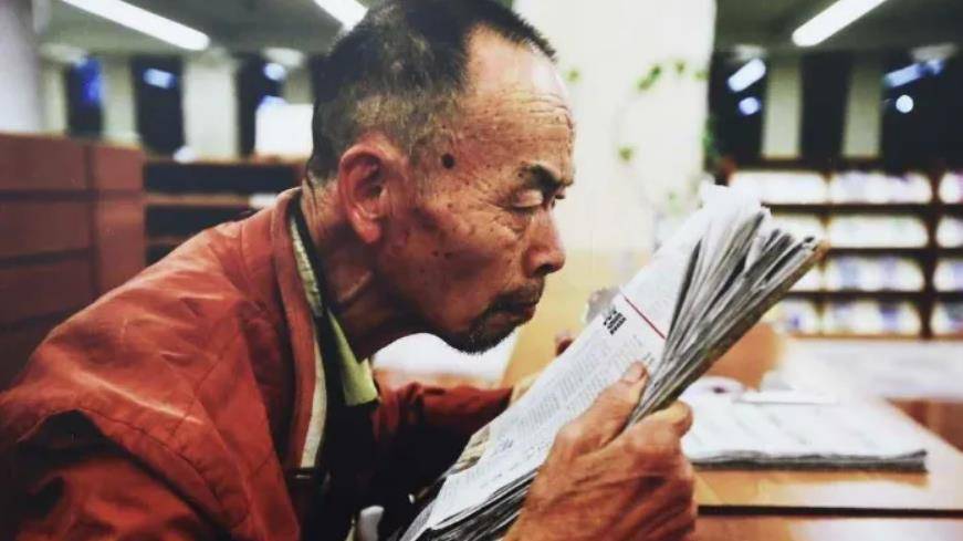 韦思浩一名网红拾荒者死后雕像被立到图书馆他凭什么