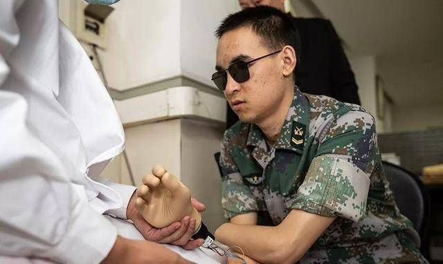 "排雷英雄"杜富国,和平年代被授一等功,一家四兄妹皆坚守一线_杜俊